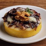 torta-di-polenta-radicchio-gorgonzola-e-noci-presentazione
