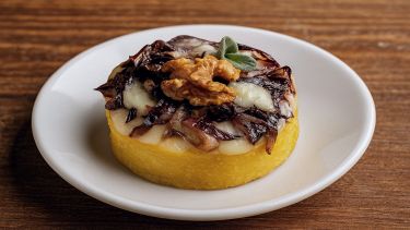 Torta salata di polenta con radicchio gorgonzola e noci
