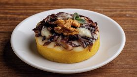 Torta salata di polenta con radicchio gorgonzola e noci
