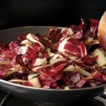 torta-polenta-radicchio-e-gorgonzola-cottura