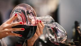 Versare il vino rosso nel calice dal decanter