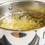 anelletti bollono in acqua calda