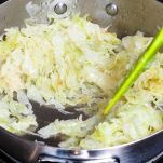 aggiungere-la-verza-tagliata