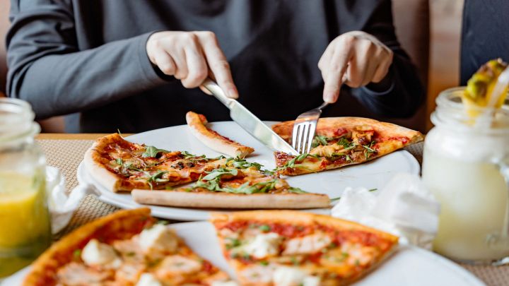 Amici che mangiano una gustosa pizza al piatto