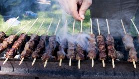 Arrosticini abruzzesi in cottura sulla fornacella