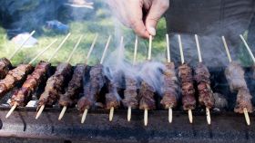 Arrosticini abruzzesi in cottura sulla fornacella