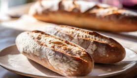 Baguette croccanti su piatto infarinato