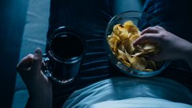 cibi che ti tengono sveglio quali sono cosa assumere