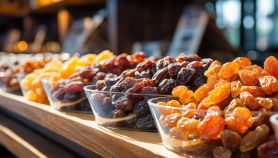 Uvetta sul banco del mercato