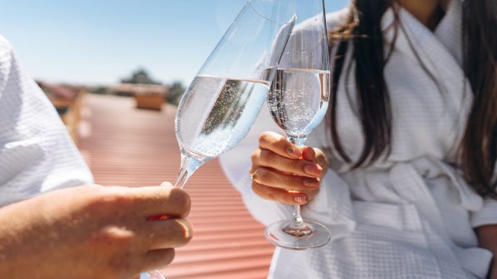 Coppia brinda con l'acqua