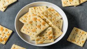 Crackers fragranti con sale
