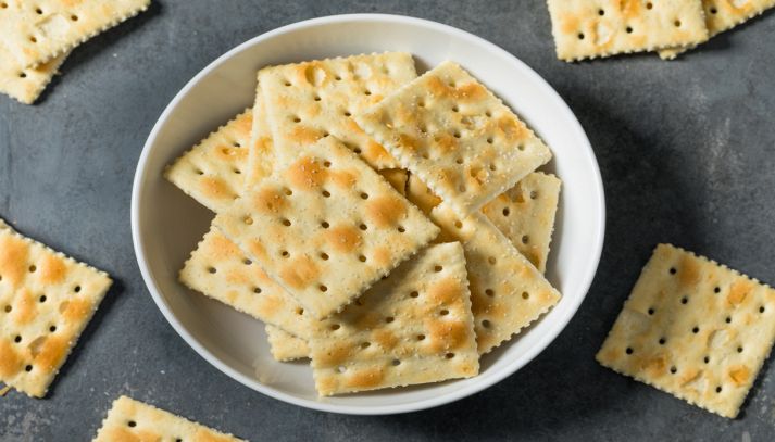 Crackers fragranti con sale