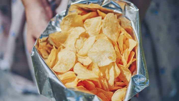 Sono lo snack per eccellenza, ma sai quando (e come) sono nate?