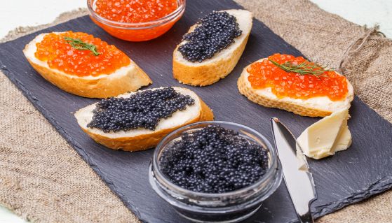 Crostini di pane con caviale nero e rosso