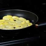 cuocere-le-patate-in-padella
