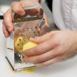 frico-con-polenta-grattuggiare-patate-e-cipolle