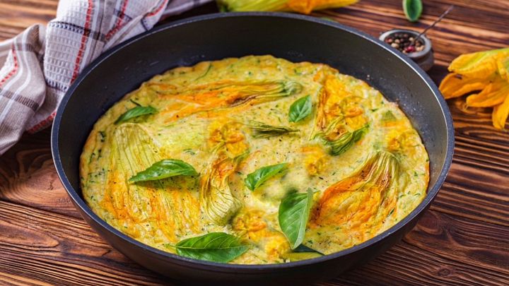 Frittata con fiori di zucca e zucchine
