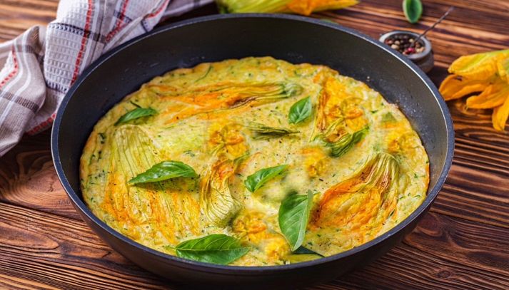 Frittata con fiori di zucca e zucchine