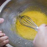 frittata-mozzarella-e-prosciutto-cotto-preparazione