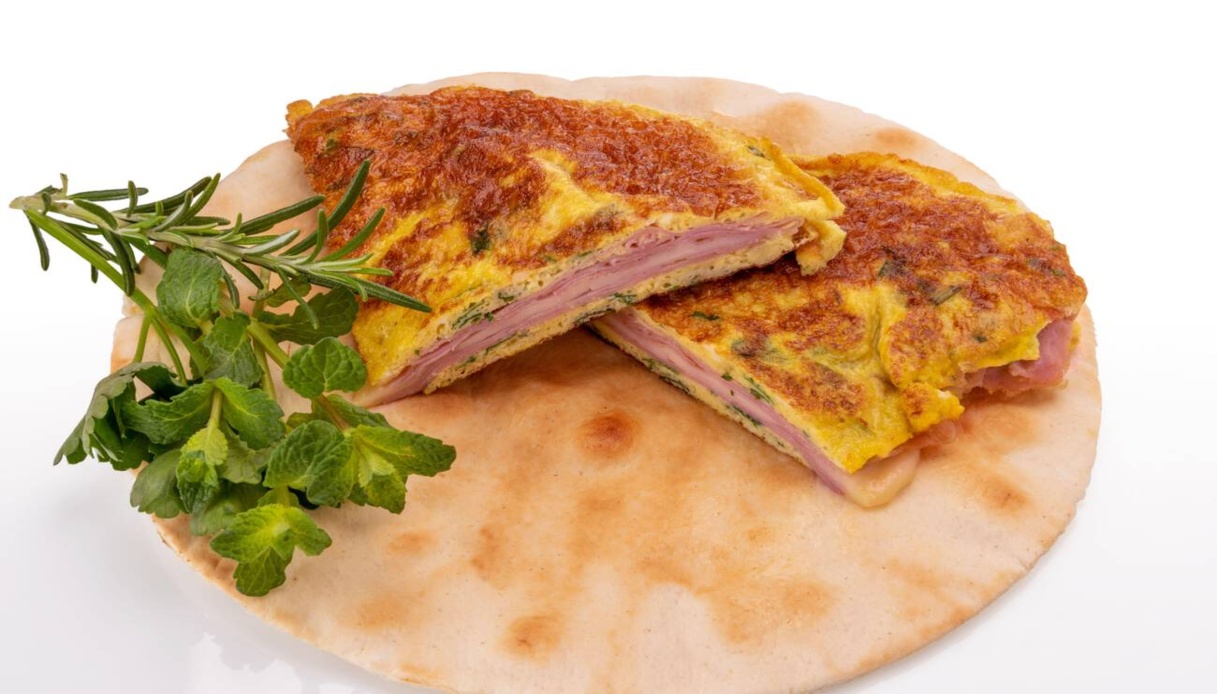 Frittata con mozzarella e prosciutto cotto