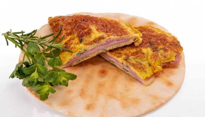 Frittata con mozzarella e prosciutto cotto