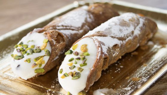 Gustosi cannoli siciliani con granella di pistacchio