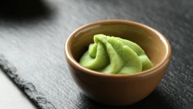 Gustoso wasabi in ciotolina di ceramica