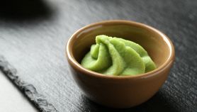 Gustoso wasabi in ciotolina di ceramica