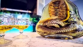 Bottiglia di Habushu, il liquore con il cobra