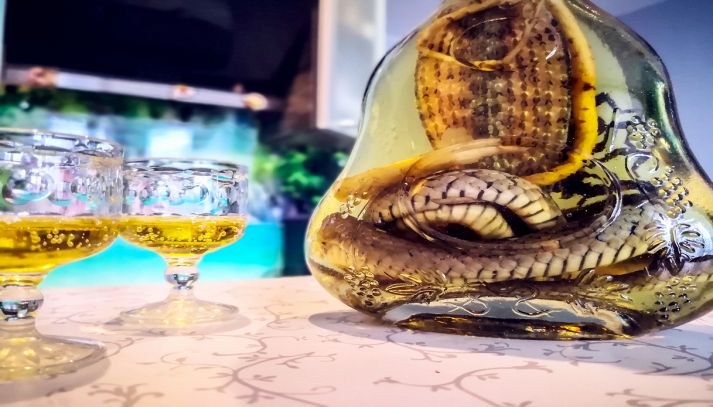 Bottiglia di Habushu, il liquore con il cobra