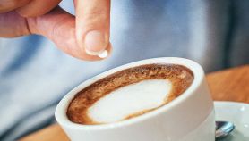 Mettere il dolcificante artificiale nel caffe