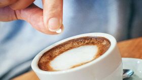 Mettere il dolcificante artificiale nel caffe