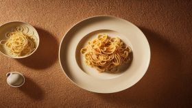 Particolare pasta in bianco su sfondo marrone