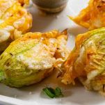 pasta-con-salsiccia-e-fiori-di-zucca-frittura-fiori