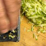 pasta-con-salsiccia-e-fiori-di-zucca-zucchine