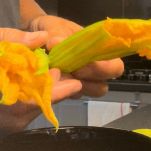 pasta-pomodorini-e-fiori-di-zucca-pulizia-fiori