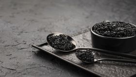 Prezioso caviale su sfondo scuro