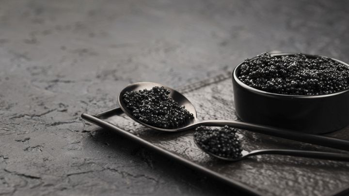 Prezioso caviale su sfondo scuro