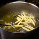 salchipapa-friggere-patatine