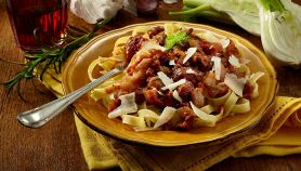 Tagliatelle con funghi porcini e salsiccia al pomodoro