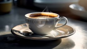 Tazzina di caffè fumante