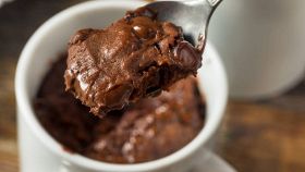 Poco tempo, niente uova, una tazza: la dolcezza lampo è servita