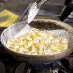 tortellini-panna-e-speck-condimento