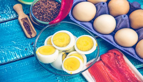 Uova sode e crude con pesce e spezie