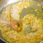 mantecare riso zafferano e stracchino