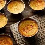 mettere negli stampi il flan di pecorino