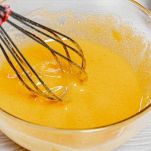 miscelare pecorino e tuori d'uovo