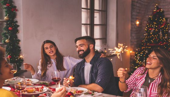 Amici brindano e si divertono durante il pranzo del primo dell'anno