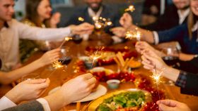 Amici festeggiano Capodanno con le tipiche stelline pirotecniche