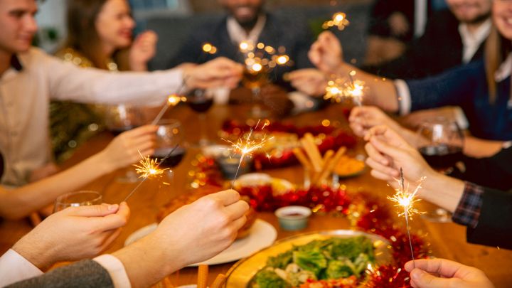 Amici festeggiano Capodanno con le tipiche stelline pirotecniche